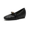 Zapatos Mary Jane con Tacón Oculto para Mujer Weiwei Girl 632-25 con Lazo de Camelia Estilo de Noche Boca Baja Zapatos Individuales para Mujer