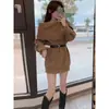 Vestido suéter de base de alta clase socialité francesa Hombro caído Otoño e Invierno Nueva Moda Vestido de punto con hombros descubiertos