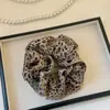 Elástico de Cabelo Exclusivo com Estampa de Leopardo de Camada Dupla, Acessório de Cabelo Scrunchie para um Coque Despojado, Novo e na Moda para Mulheres