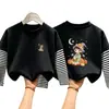 Nova Camiseta de Manga Longa 100% Algodão para Meninas Primavera/Outono 2026 Patchwork Listrado Moda Falsa Duas Peças para Crianças Médias e Grandes