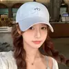 Sombrero de ala ancha simple bordado estilo coreano para mujer, nuevo modelo 2026, gorra de béisbol que hace que la cara se vea más pequeña, gorra parasol versátil