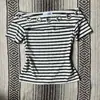 Camiseta corta de manga corta con rayas blancas y negras estilo retro americano, hombros descubiertos, con decoración de ojales metálicos, top sexy ajustado