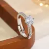 Anillo clásico de seis garras con imitación de diamante, disponible en cobre chapado en oro y plata, con banda adornada con circonitas y diseño abierto ajustable