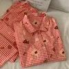 Pijama Infantil Feminino Xadrez Vermelho Fofo, Cardigã de Primavera e Outono, Gola Lapela, Conjunto de Calça Manga Longa, Pode Ser Usado Fora de Casa como Roupa de Casa