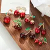 Novo Broche Decorativo Fofo de Cereja, Exquisito e Moderno Acessório Feminino para Blazer de Terno, Lapela, Alfinete de Fixação Anti-Exposição
