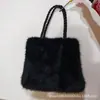 Bolsa de peluche, felpa versátil, nueva moda 2025, bolso de hombro elegante, textura elegante, bolsa de mano de peluche, alto valor estético