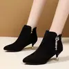 Botas de tornozelo femininas foscas, nova coleção outono/inverno 2026, bico fino, salto médio, versáteis, forradas de fleece, de salto alto, salto baixo, botas de tornozelo elegantes para mulheres