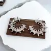 Pendientes Trenzados Irregulares de Diente de Sierra Retro de Nueva Moda Europea y Americana Chapados en Cobre con Oro Real Pendientes de Personalidad y Temperamento para Mujer Venta al por Mayor