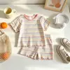 Artículo de Venta Caliente en Comercio Exterior 2026 Conjunto de Dos Piezas con Top de Rayas de Colores y Lazo 3D y Shorts para Niños Diseño Versátil de Dibujos Animados