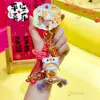 Amuleto de Buena Suerte Original Jinnew - Llavero Colgante de PVC Danza del León con Cojín, Elemento de Diseño Único Colgante para Bolsa