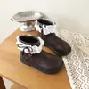 Botas de couro femininas com detalhes de cadarço, nova coleção outono 2026, conjunto infantil estiloso de manga curta, botinhas da moda estilo princesa para meninas pequenas