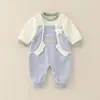 2026 Novo Estilo Outono e Inverno Macacão para Bebê Menino Conjunto de Duas Peças Gola Redonda Estiloso Fofo Manga Longa Roupa de Outono para Bebê