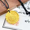 Tienda de Oro Mismo Estilo Dorado Antiguo Grabado Mensaje Propicio Dios Amarillo de la Riqueza Colgante, Nuevo Estilo Chino Dios Amarillo de la Riqueza Colgante Redondo Cadena para Suéter