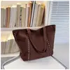 Estilo casual europeo y americano, elegante y de gran capacidad 2026 gamuza nuevo diseño de moda personalizado con tachuelas piel de ciervo bolso tote