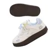 Zapatillas de entrenamiento estilo alemán para niñas, estilo coreano, nueva colección 2026, zapatillas de suela gruesa, bonito diseño bordado, zapatos blancos casuales para estudiantes de primaria, de moda