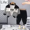 Nuevo Set de Tres Piezas de Moda Casual con Estampado de Letras para Niños, Pantalones Estampados con Combinación de Colores de Rayas Verticales, Fabricante Venta al por Mayor