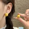 Pendientes de botón semicirculares con goteo amarillo dulce, con un toque de lujo ligero y alta gama, hacen que el rostro se vea más delgado, modernos y versátiles