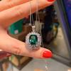 Joyería Zhuang Shengsheng al por mayor Collar con colgante de gema de color simulado europeo y americano Diamantes Hao engastados Colgante para damas 10*12