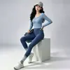 Conjunto de yoga feminino com gola redonda e sutiã embutido, top de manga longa, calça de yoga de cintura alta que modela o corpo, e um conjunto de duas peças para Pilates