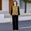 Conjunto de três peças com colete abotoado estilo étnico para mães de meia-idade, novo estilo outono 2026, terno elegante de veludo dourado