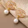 Brincos Pingente Letra Cc Inlaid em Resina com Pérola Imitação e Strass da Qingdao Daiwei Jewelry São Adequados para Uso Diário Feminino