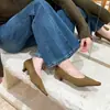Sapatilhas femininas de bico quadrado e corte baixo, novo estilo primavera 2026, slip-on de camurça, confortáveis e adequadas para o trajeto.