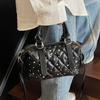 Bolsa Boston Cilíndrica com Studs de Diamante e Padrão Losango, Tendência Verão 2026 Nova Bolsa Vintage Versátil de Ombro e Transversal para Mulheres