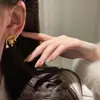 2026 Novos Brincos de Tarraxa Flor de Lírio Dourado Escovado Frescos e Elegantes Brincos de Gota de Água com Strass de Acabamento Pesado Vintage para Mulheres