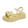 Sandalias de Suela Gruesa con Lazo de Perlas 2026 Verano Nuevo Estilo Zapatos de Tacón Bajo de una Sola Tira Versátiles para Uso Exterior Estilo Hada para Mujeres