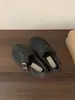 Sandálias Birkenstock estilo floresta cinza retrô, peculiares e fofas para mulheres, com sola grossa, novos mocassins casuais slip-on outono/inverno 2025