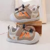 Tênis esportivos para meninos 2026 novo modelo primavera e outono sapatos para meninas sola macia tênis esportivos casuais para bebês sapatos para meninas ao ar livre