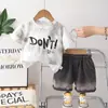 Traje de Verano para Niños de Manga Corta 2026 Verano Nueva Moda Guapo Estampado Inglés de Manga Corta Conjunto de Dos Piezas Estilo Moderno