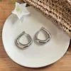Aretes ovalados plisados de estilo indiferente, joyería para orejas versátil de nicho, aretes simples de moda de lujo alto, sentido de diseño