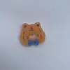 Broche de acrílico fofo de urso de chá desenho animado distintivo estudante mochila estojo de lápis pino decoração de prêmio atacado de fábrica