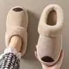 Pantuflas de algodón cerradas de felpa para mujer en invierno, anticolisión, suela gruesa, cálidas, pantuflas de algodón antideslizantes para el hogar de hombre, estilo de hombre al por mayor