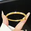Pulsera con Hebilla de Circonita Chapada en Oro Real de 18K Trabajo Pesado Lujo Ligero Pulsera con Sensación de Gama Alta Versátil para el Día a Día Muestra Temperamento Joyería para la Mano