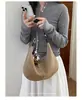 Bolsa Feminina de Camurça Elegante Retrô Exquisita 2026 Chegada de Outono Grande Capacidade para o Trabalho Ombro Único Portátil Transversal Sob o Braço
