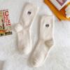 Calcetines de terciopelo visón para mujer otoño e invierno para el hogar cálidos para dormir lindos bordados de ojos sin pelusa media pantorrilla calcetines de confinamiento