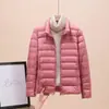 Jaqueta de Penas Europeia para Mulheres 2026 Novo Estilo Curto Leve Espessada Quente Slim Fit Estilo Coreano Penugem de Pato Branco Casaco de Moda