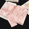 Novo conjunto de pijama para primavera e outono com sutiã embutido, apresentando um design da Kitty, tecido de seda gelada, padrão espinha de peixe e um cardigã com gola de lapela