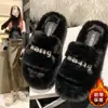 Novo estilo de pantufas de algodão, moderno e popular, com forro felpudo, adequadas para o outono e inverno de 2026, projetadas para uso externo, com sola grossa, versáteis e com efeito de aumento de altura para mulheres