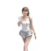 Camiseta branca de manga curta com ombro a ombro para mulheres, estilo doce e picante de verão, acinturada, design justo, top curto modelador