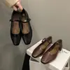 Zapatos de mujer de tacón bajo con una sola tira, nuevo estilo otoño 2026, adecuados para combinar con faldas, zapatos de moda de suela blanda, zapatos Mary Jane franceses inspirados en Chanel