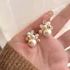 Pendientes Florales Geométricos con Tachuelas de Diamante Aguja Plateada, Pendientes Versátiles de Tendencia de Nicho Únicos y de Moda, Pendientes de Lujo Ligero de Gama Alta para Mujer