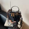 Bolso pequeño popular para mujer de este año 2024 nueva moda bolso caja portátil textura retro de alta calidad estilo extranjero bolso bandolera