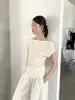 Love and Nancy Treze Linhas 2026 Primavera/Verão Camiseta Irregular Decote Ombro a Ombro Slim Fit para Mulheres 03802 Camiseta Slim Elegante