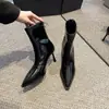 Botas de Cano Curto com Salto Alto Chuyuji 2026 Outono/Inverno Novas Botas de Cano Curto Versáteis Europeias e Americanas Bico Fino Botas Slim Retrô Salto Fino Preto