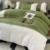 Conjunto de Roupa de Cama de Algodão Levemente Luxuoso Estilo Hong Kong Quatro Peças, Capa de Edredom Listrada Bordada de Alta Qualidade Nórdica, Lençol de Dormir Confortável, Lençol com Elástico