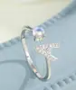 Anillo de Luz de Zirconia Incrustada en Oro Real Chapado en Cobre Transfronterizo Europeo y Americano Lujo Ligero Sensación de Alta Gama Anillo para el Dedo Joyería de Mano Versátil Fabricante Venta al por Mayor en Stock