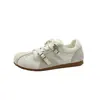 Zapatos casuales versátiles 2026 que aumentan la altura, nuevos zapatos de entrenamiento alemanes retro con cordones, zapatos casuales de otoño para mujer de suela plana en gris y rosa